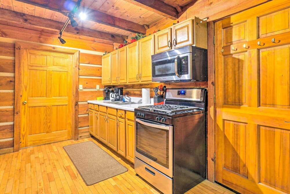 Homey Sevierville Getaway w/ Hot Tub & Deck!