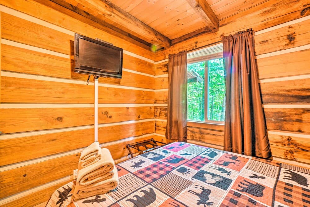 Homey Sevierville Getaway w/ Hot Tub & Deck!