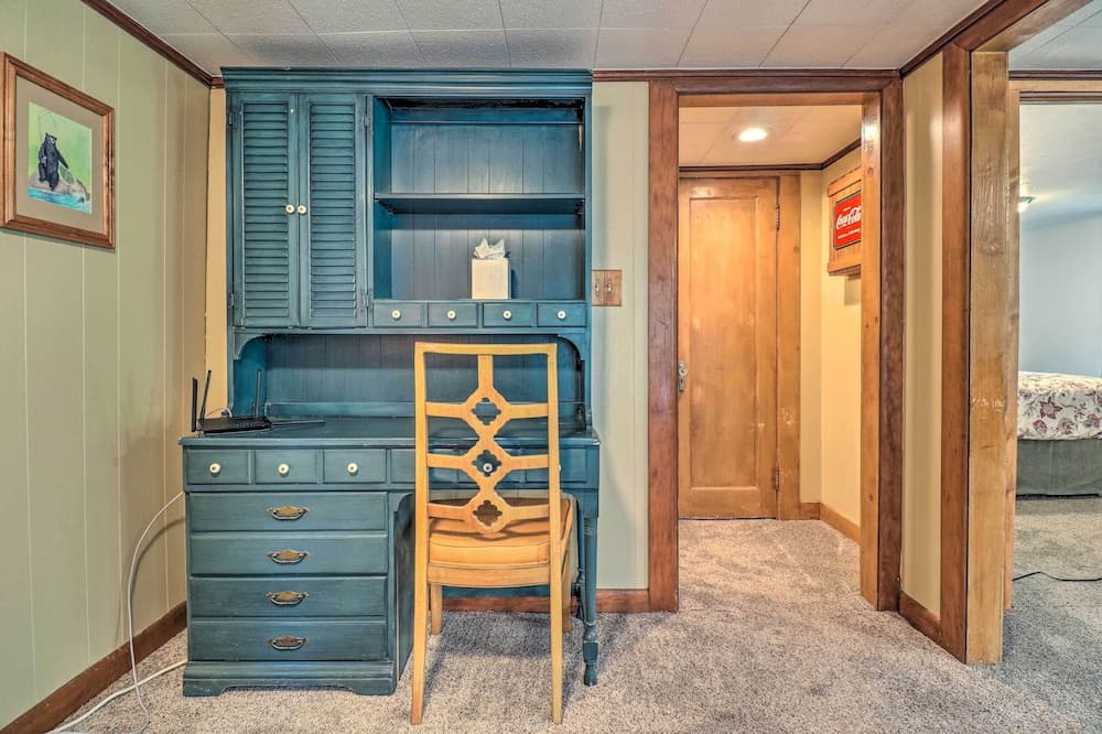 Near Hiking + Dining: Dtwn Sylva Cottage!