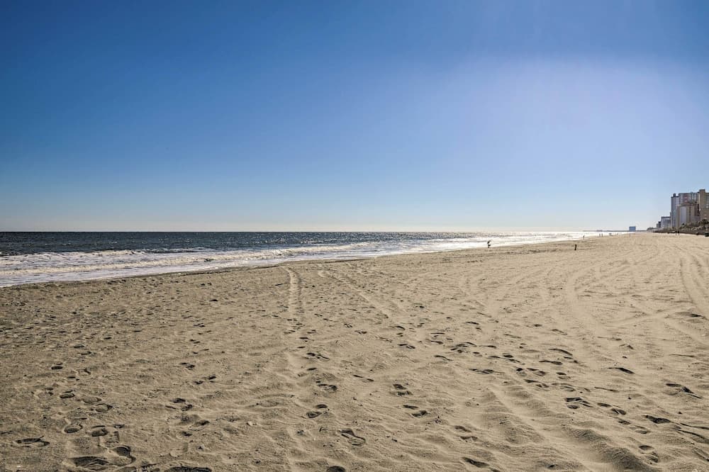 Retreat by Family Kingdom, 2 Blocks to Beach!