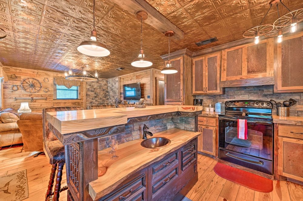 Western Daze' Broken Bow Cabin in Hochatown!