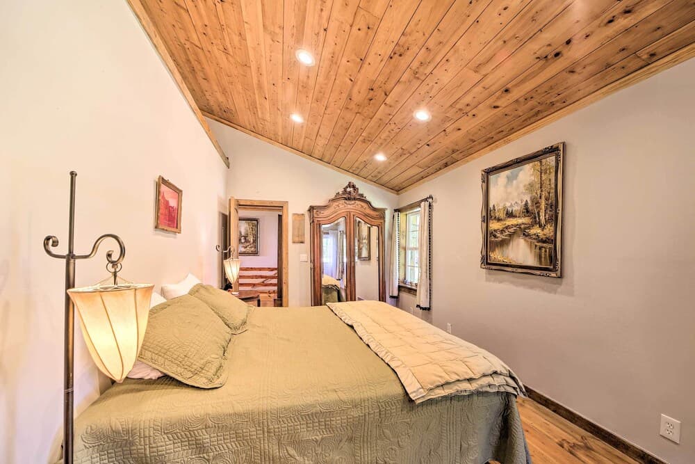 Lake-view Sand Springs Haven: Outdoor Shower!