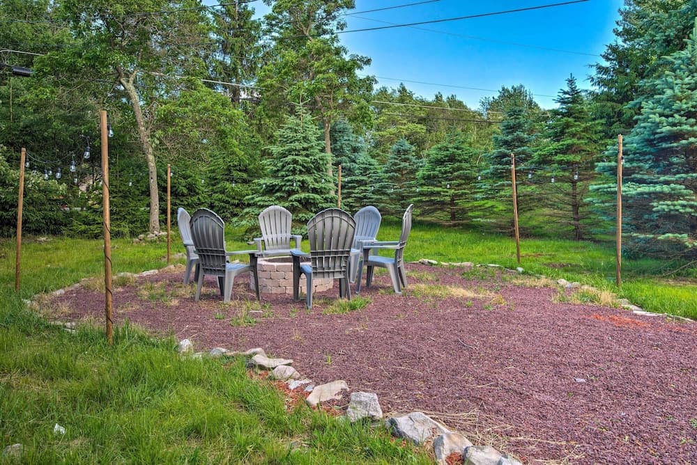 Poconos Group Retreat w/ Game Room, Gas Grill