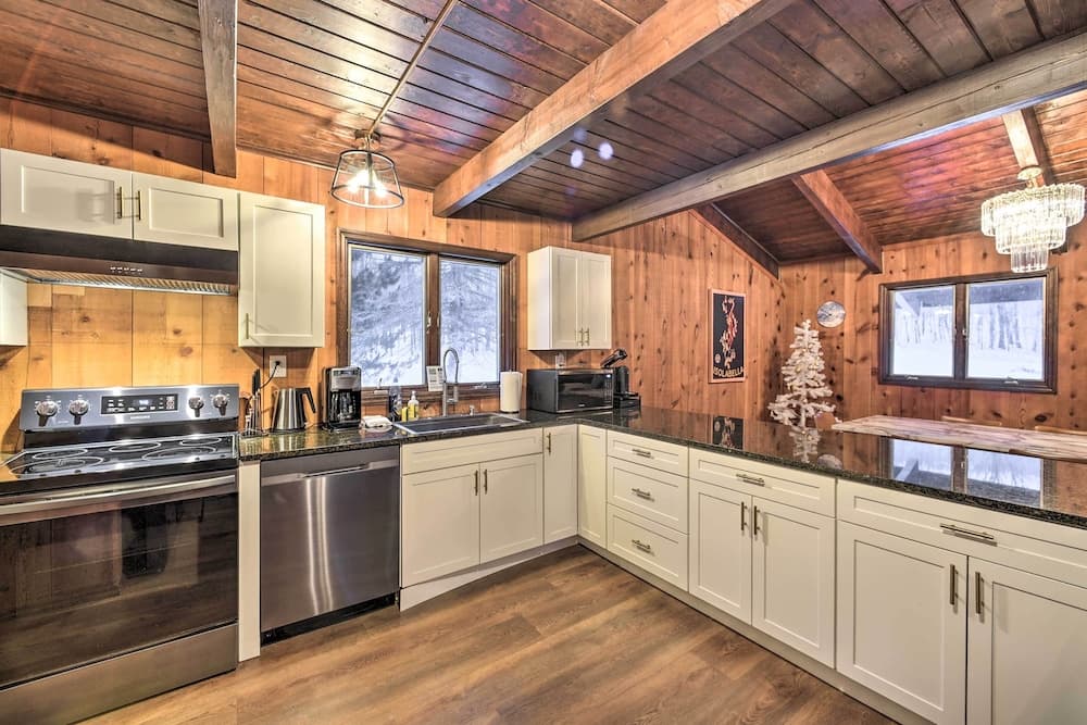 Modern & Cozy Windham Mountain Home: Hike & Tennis