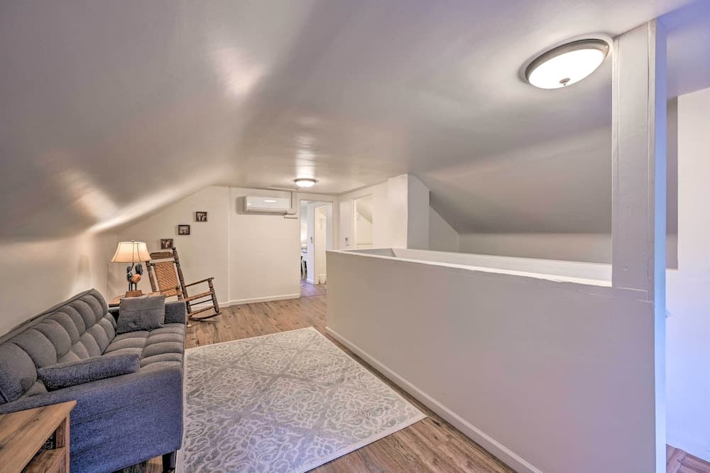 Redmond Farmhouse on 2 Acres w/ Deck & Grill!