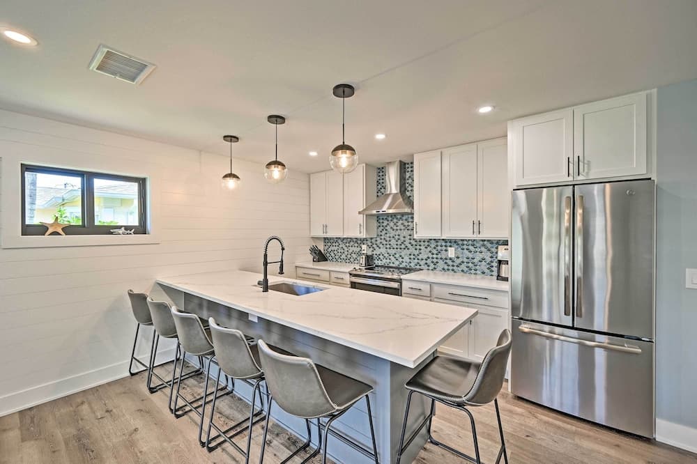 Naples Home w/ Patio < 1 Mi to Beaches!