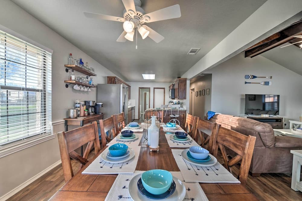 Lakefront Home < 3 Miles to Historic Granbury!