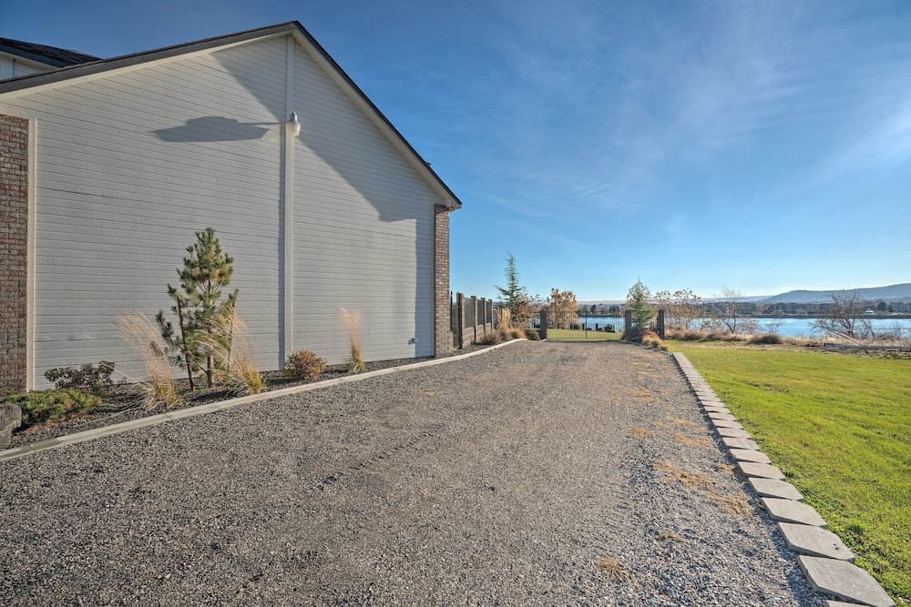 Pasco Condo w/ Columbia River Views + Hot Tub