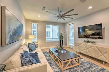 Modern Irvine Condo w/ Pool - 7 Mi to Beach!