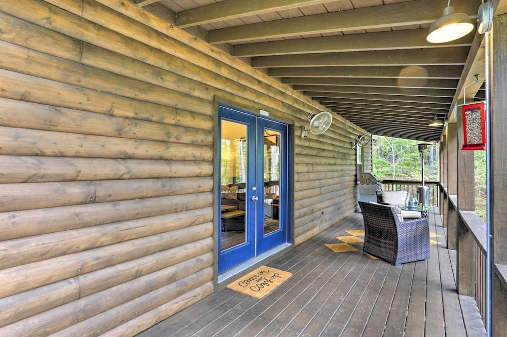 Quaint Log Cabin in Murphy With Deck & Grill!