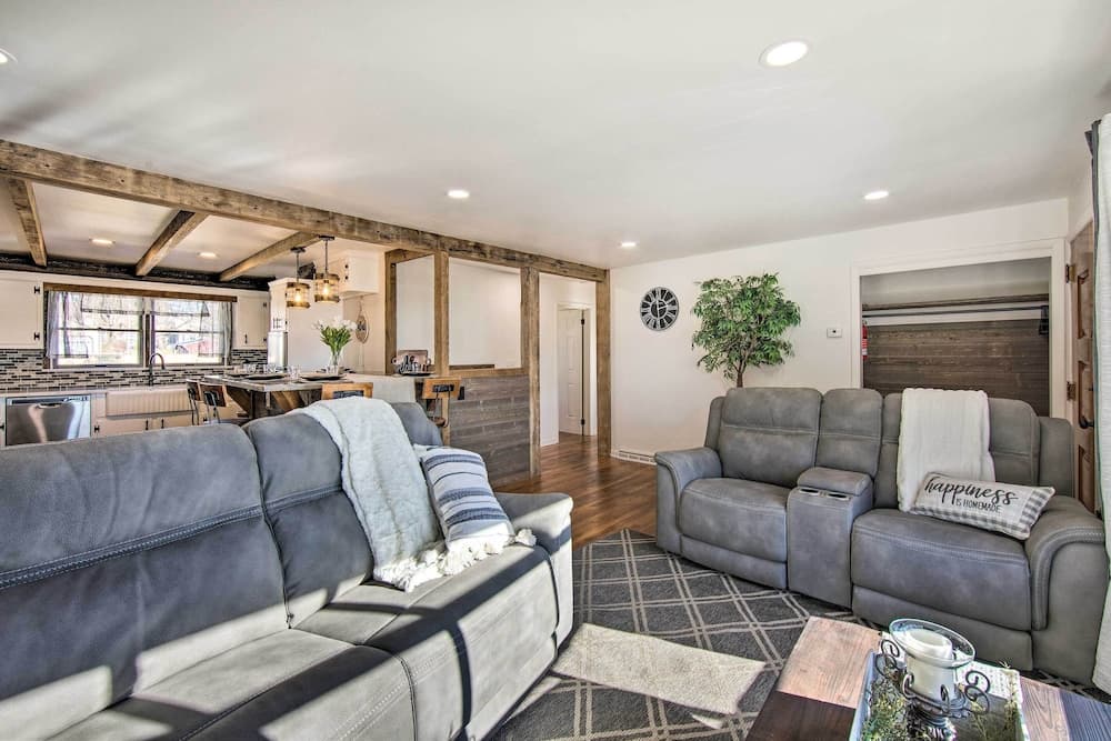 Marietta Home w/ Private Hot Tub, Pool Table!