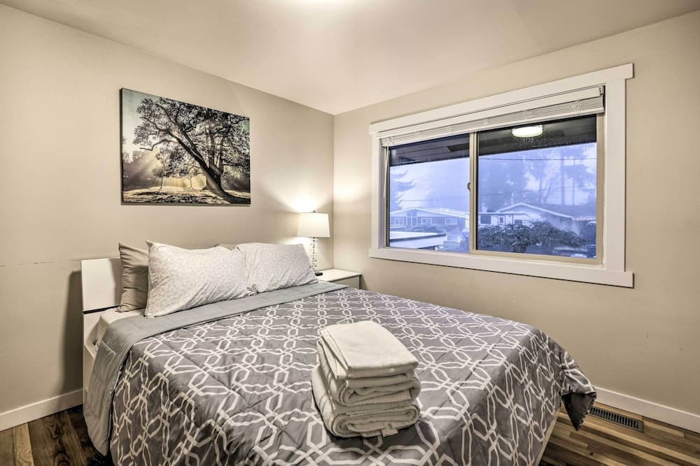 Spacious Kent Home ~ 17 Mi to Dtwn Seattle!