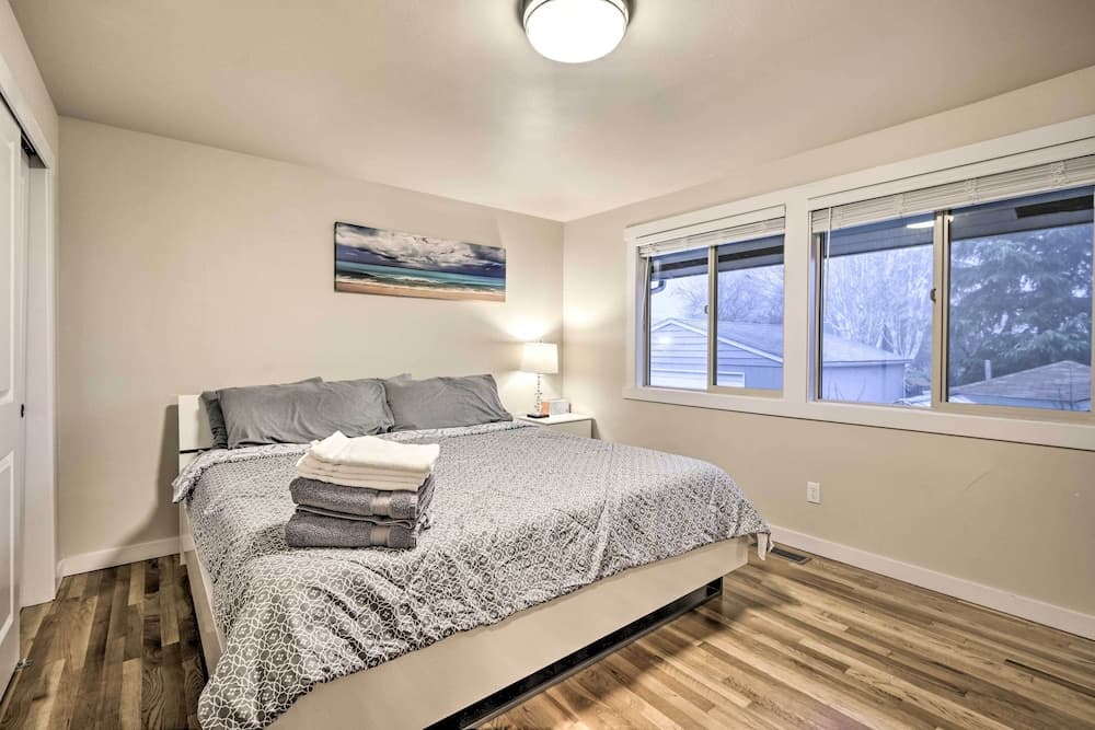 Spacious Kent Home ~ 17 Mi to Dtwn Seattle!