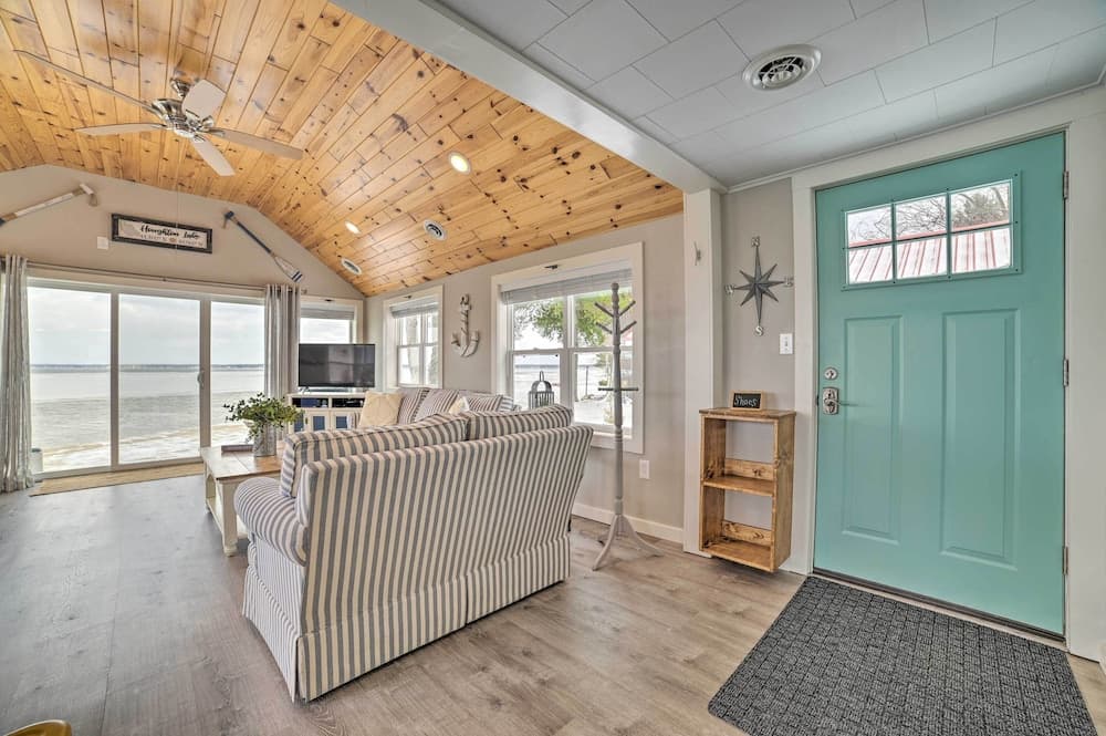 Charming Modern Cottage on Houghton Lake!