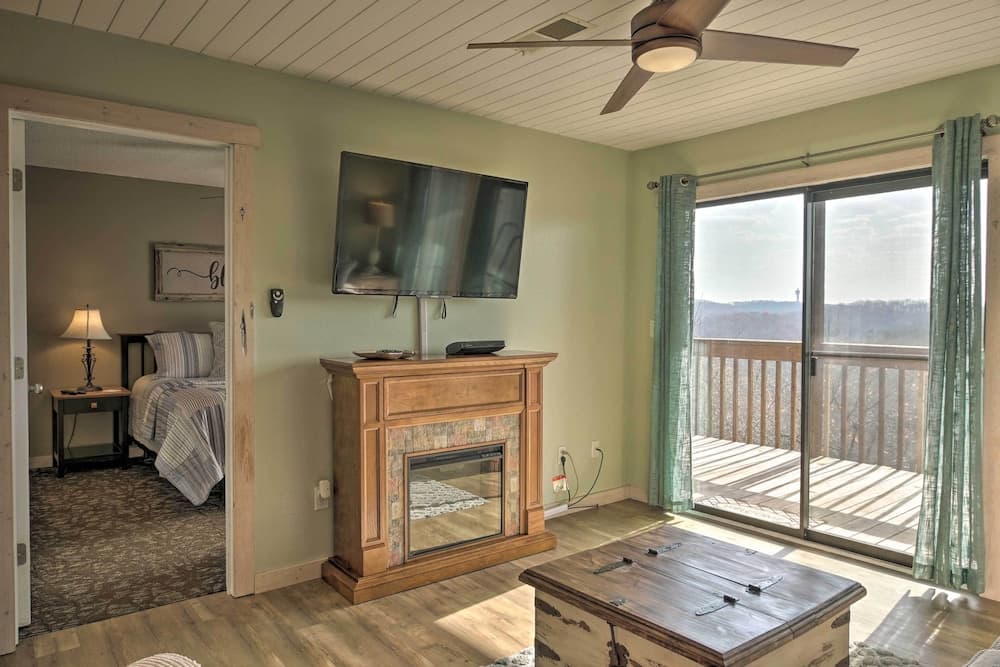 Ozark Mountain Condo ~ 2 Mi to Silver Dollar City!