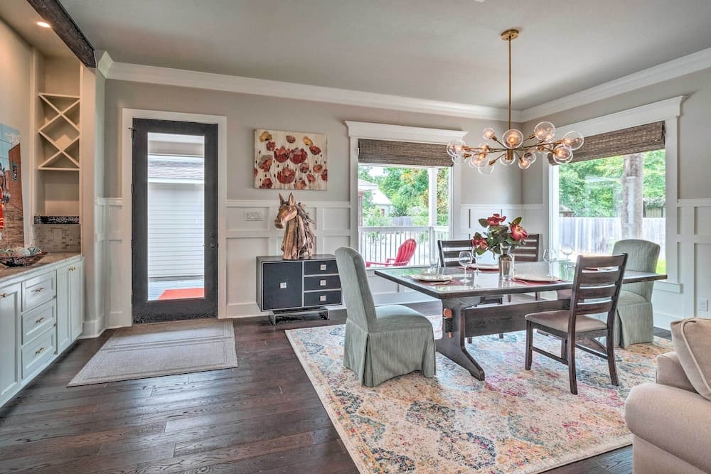 Stunning Farmhouse in Historic Downtown Bastrop!