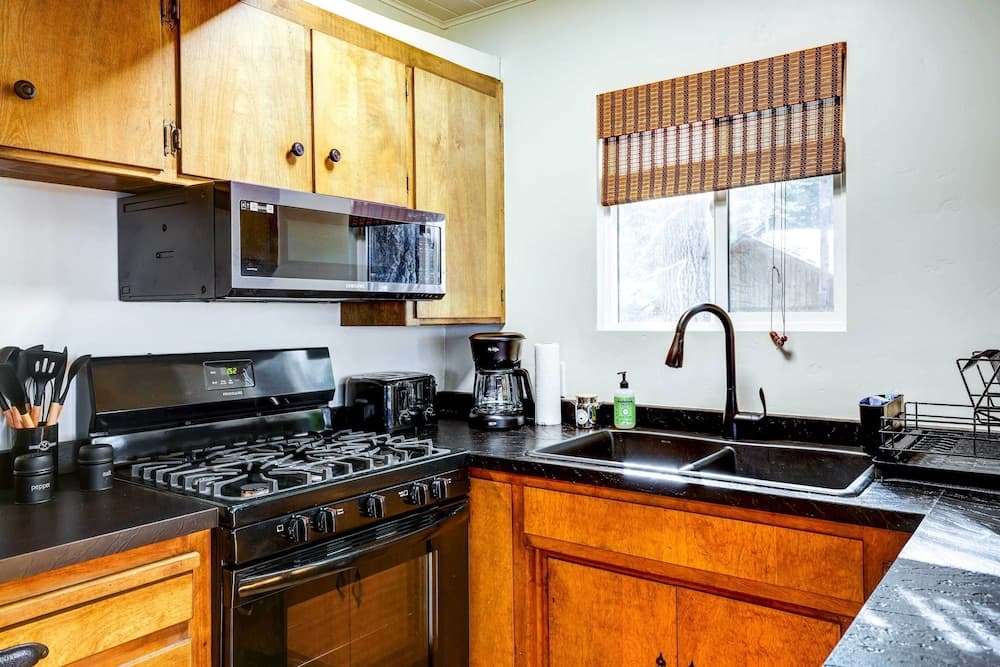 California Cabin Rental - Hike, Ski, Boat!