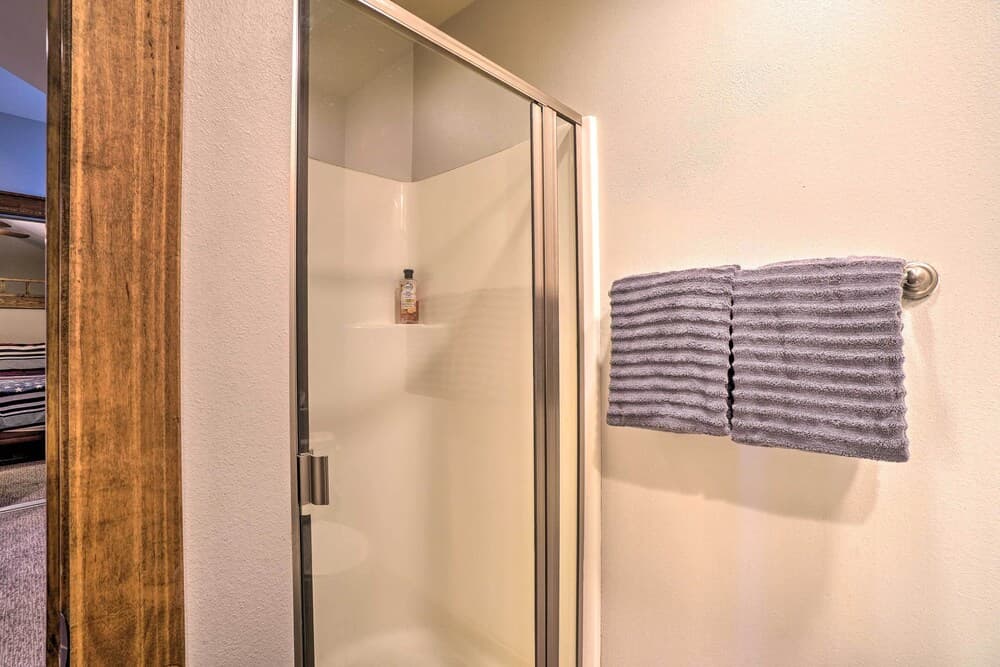 Lake Taneycomo Penthouse Condo w/ Gas Grill & Dock