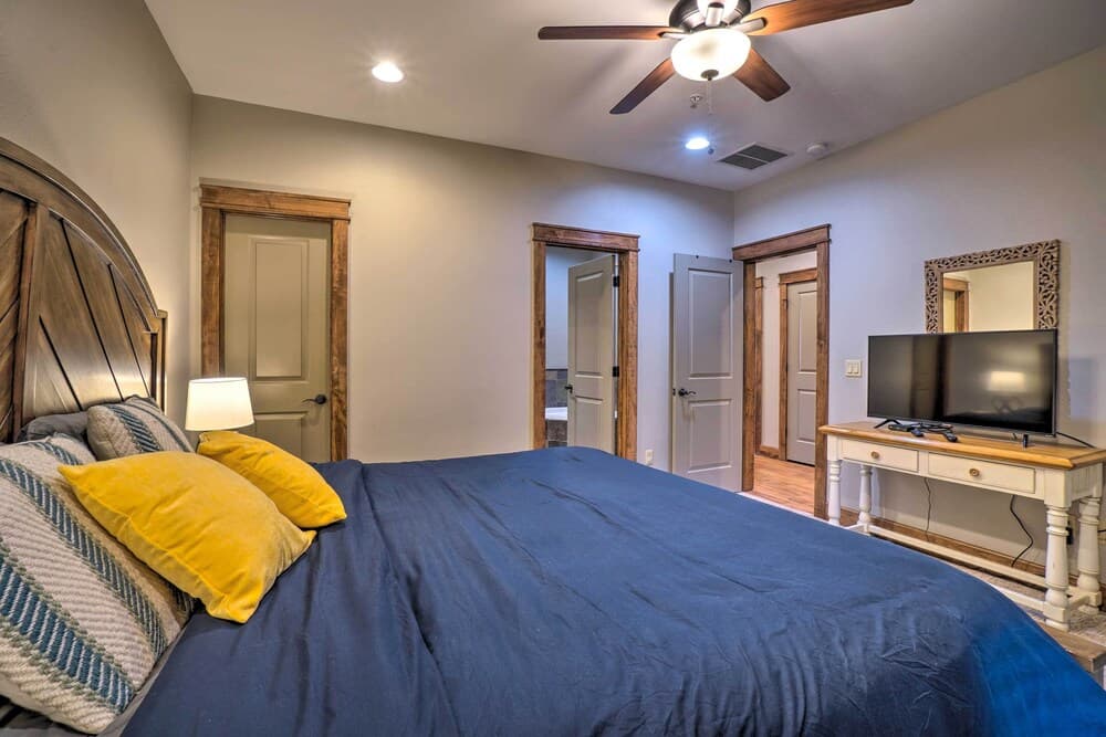 Lake Taneycomo Penthouse Condo w/ Gas Grill & Dock