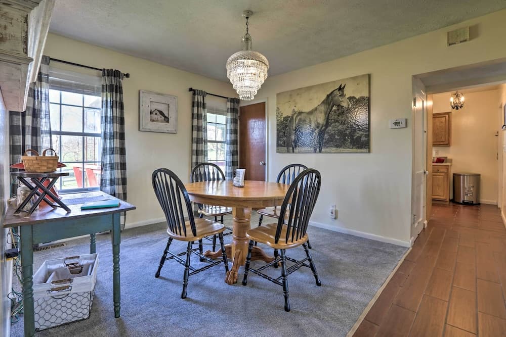 Charming East Bernstadt Retreat < 6 Acre Farm!