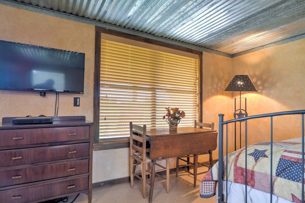 Charming Carmine Studio w/ Pond On 60-acre Farm!