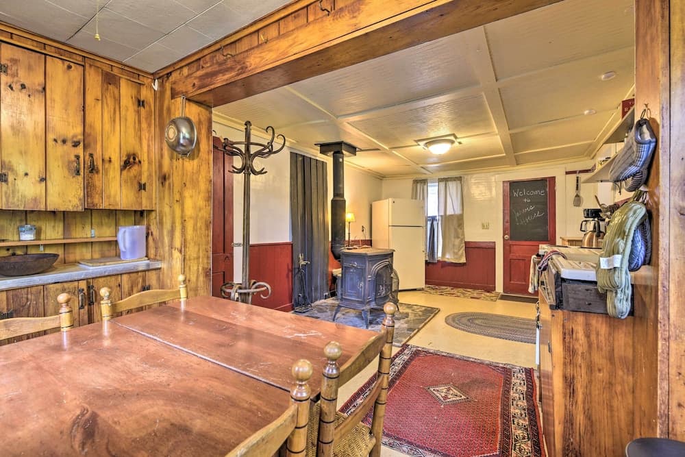Pet-friendly Roxbury Farmhouse on 350 Acres!