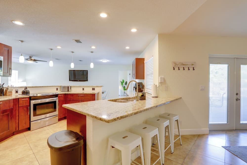 Spacious Largo Retreat: Private Pool & Yard!