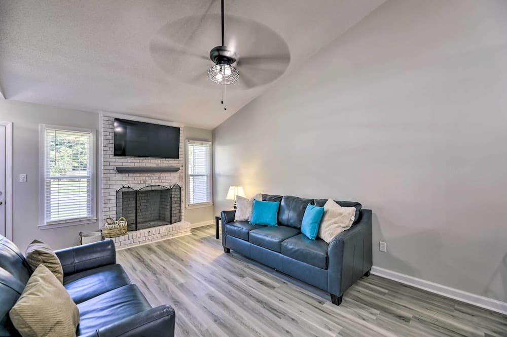 Jacksonville Retreat w/ Yard ~ 16 Mi to Beach