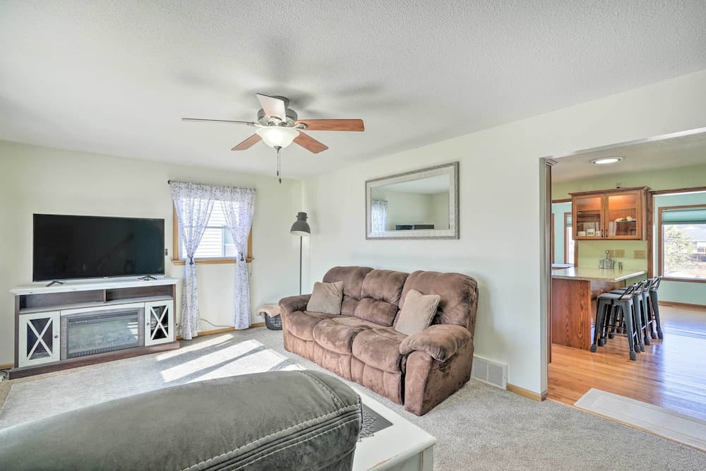 Cedar Rapids Home ~ 3 Mi to Dtwn!