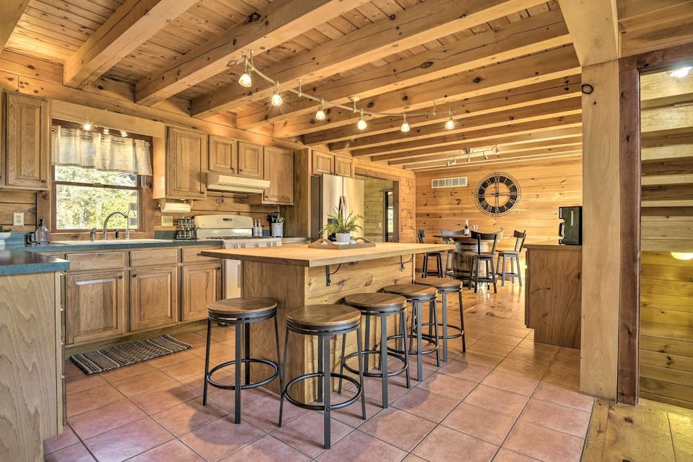 Pool, Games + Sauna: Mount Joy Countryside Cabin