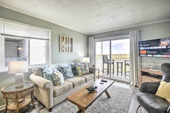 Cozy Ocean Isle Beach Condo, Steps to the Beach!