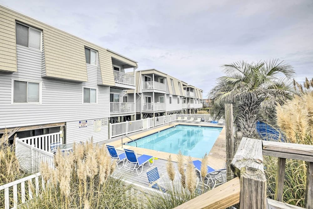 Cozy Ocean Isle Beach Condo, Steps to the Beach!