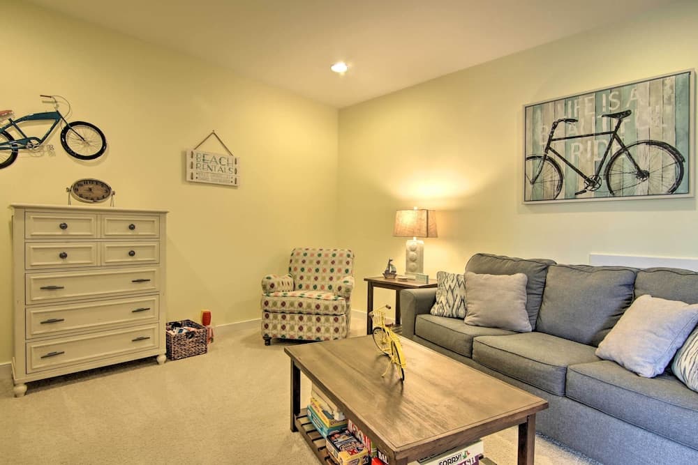 2 Mi to Bethany Beach: Modern Townhome w/ Patio