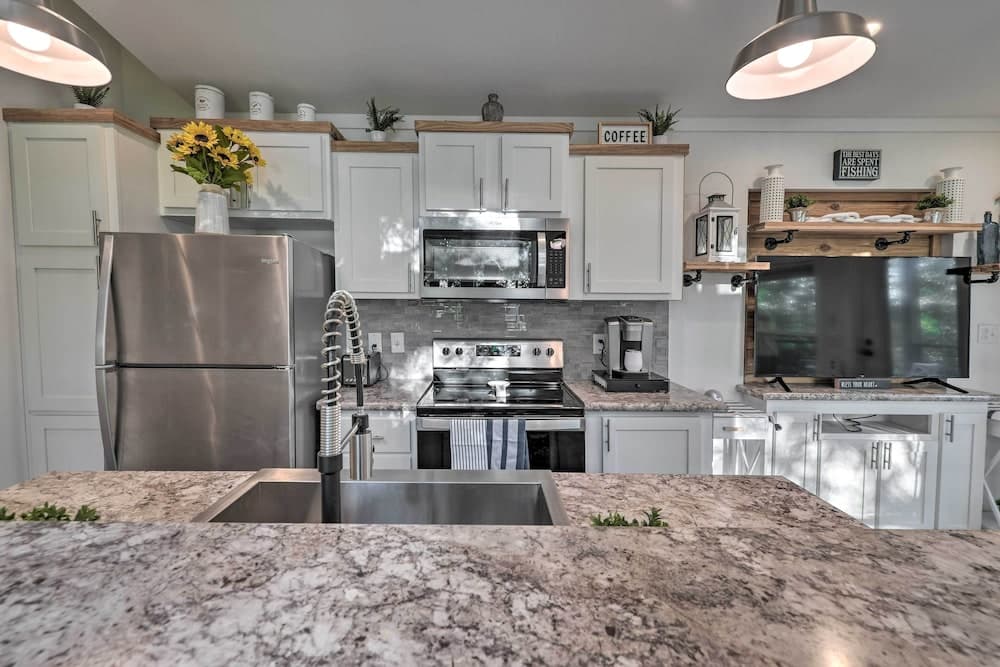 Belton Lake Tiny House w/ Shared Pool & View