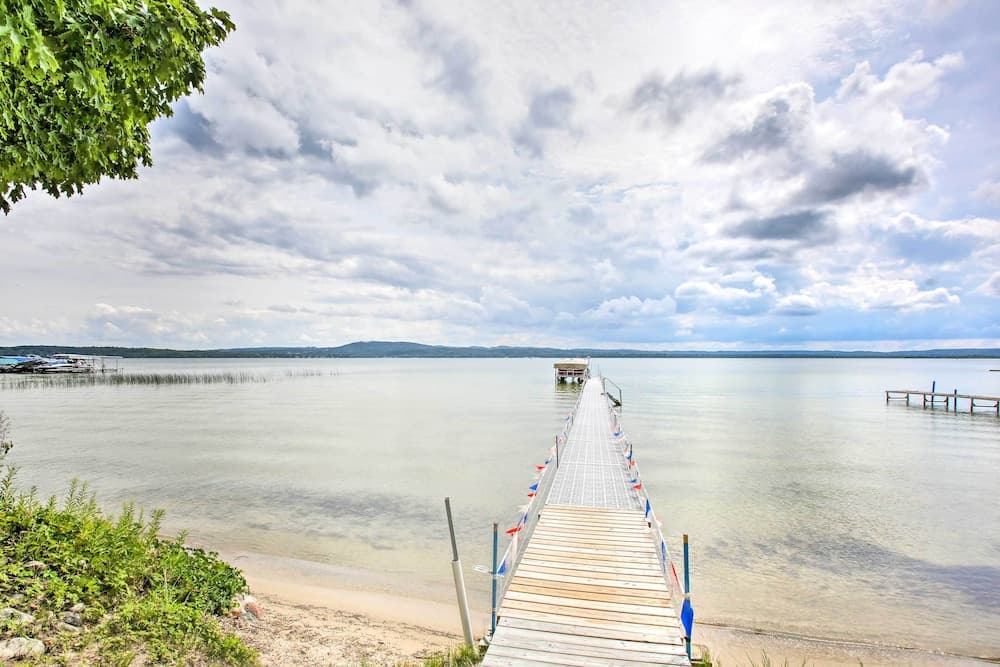 Cedar Cottage, Private Beach on Lake Leelanau