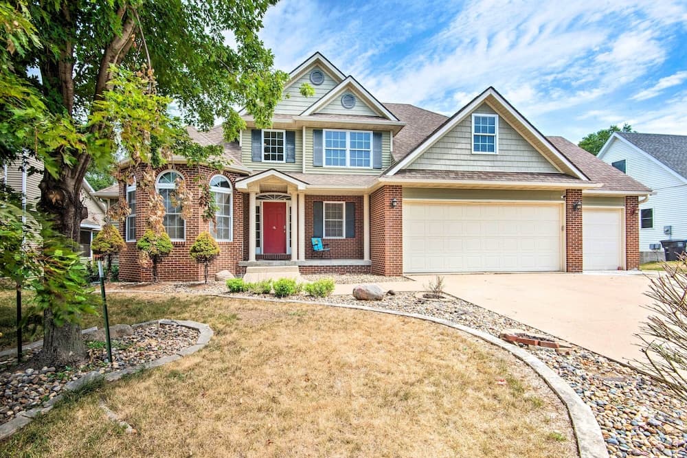 Pet-friendly Des Moines Home w/ Fenced Yard!