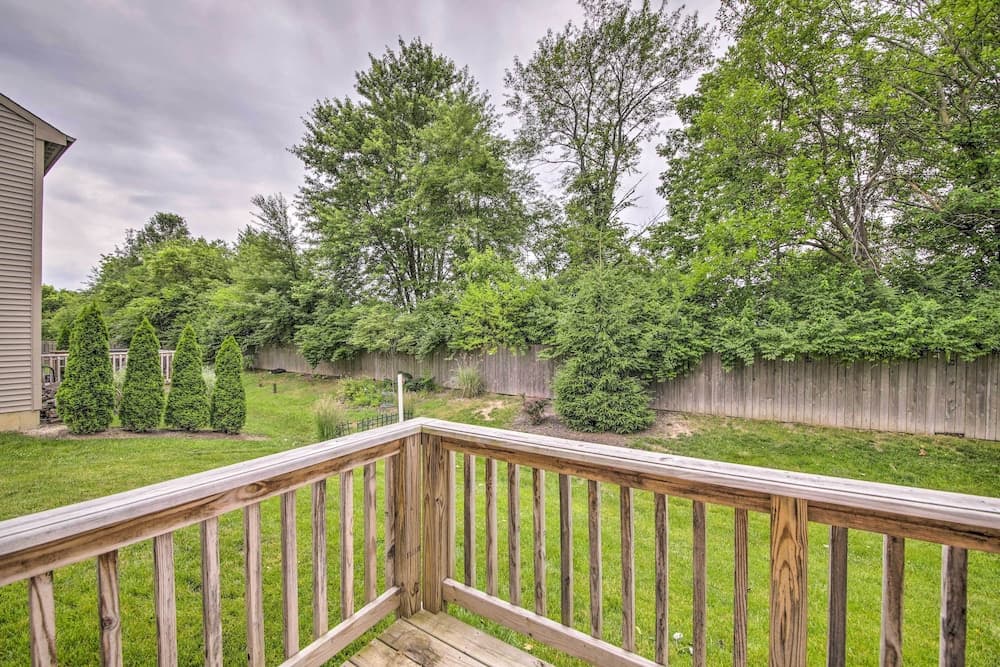 Quiet Greenwood Home ~ 16 Mi to Indianapolis!