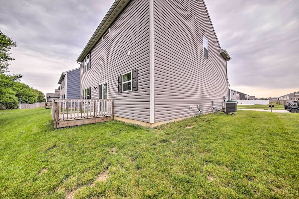 Quiet Greenwood Home ~ 16 Mi to Indianapolis!