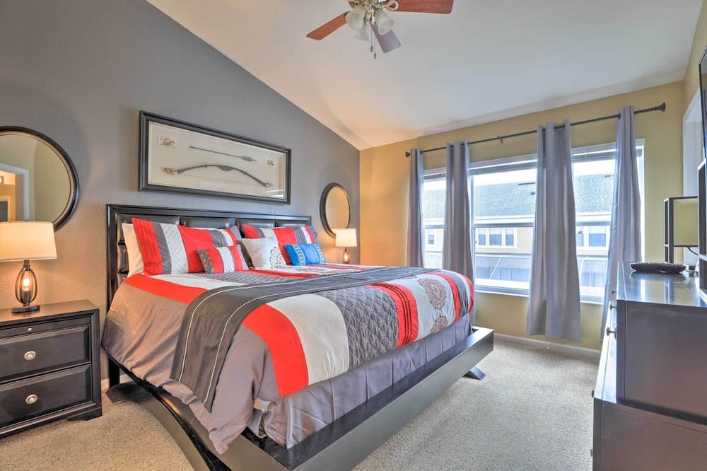 Resort Townhome w/ Splash Pool ~ 7 Mi to Disney!