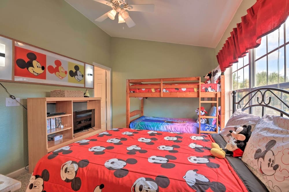 Resort Townhome w/ Splash Pool ~ 7 Mi to Disney!