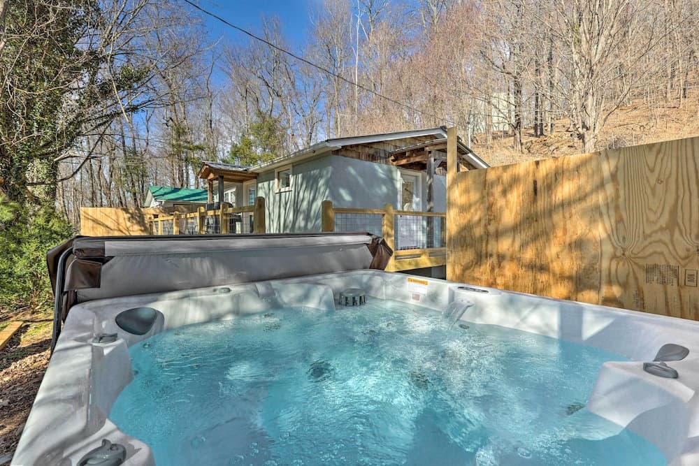 Peaceful Cottage w/ Views - Pets Welcome!