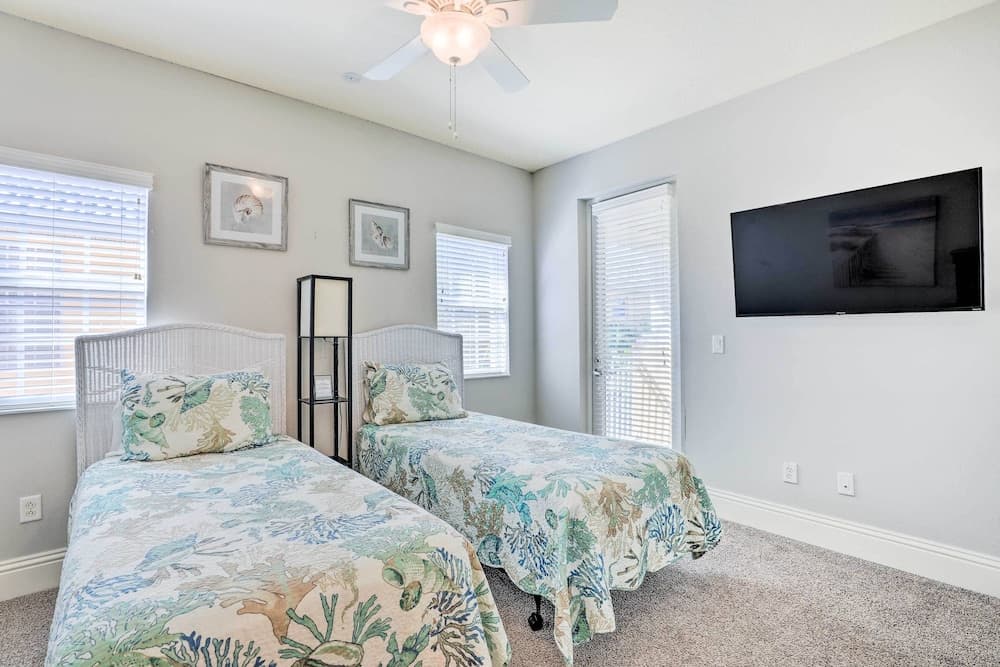 Apollo Beach House w/ Private Pool + Hot Tub