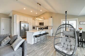 Ocean Shores Home w/ Game Room - Walk to Beaches!