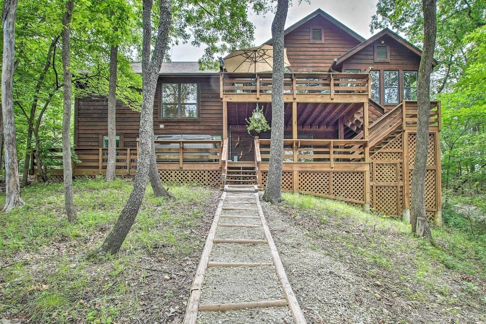 Updated Lakefront Home W/hot Tub, Fire Pit, Boats!