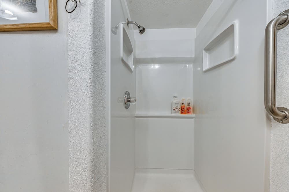 Ruidoso Cabin w/ Decks ~ 1 Mi to Downtown!