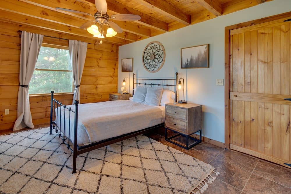 Saluda Cabin Retreat w/ Stunning Mountain Views!