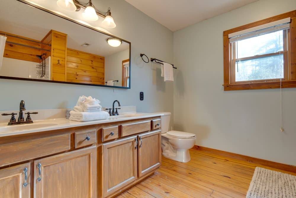 Saluda Cabin Retreat w/ Stunning Mountain Views!