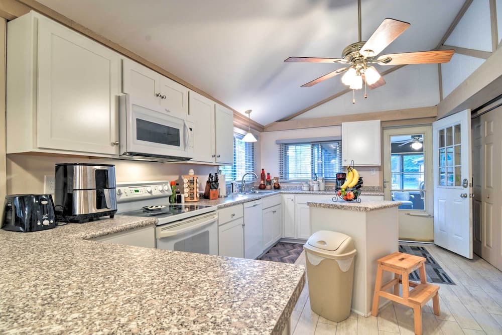 Roscommon Cabin w/ Fire Pit: Walk to Higgins Lake!