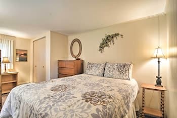 Roscommon Cabin w/ Fire Pit: Walk to Higgins Lake!