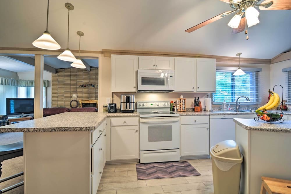 Roscommon Cabin w/ Fire Pit: Walk to Higgins Lake!